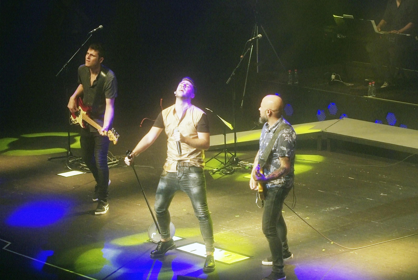 Antonio José junto a dos de sus músicos en el concierto de Roquetas.