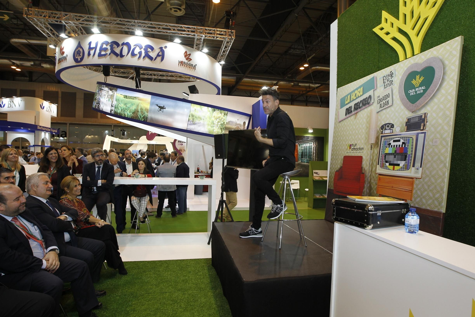 Eduardo Aldán, en plena actuación en el stand de Caja Rural del Sur.