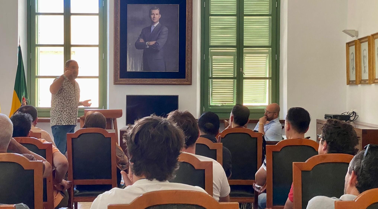 Un momento de la reunión de los hosteleros del centro con el alcalde.