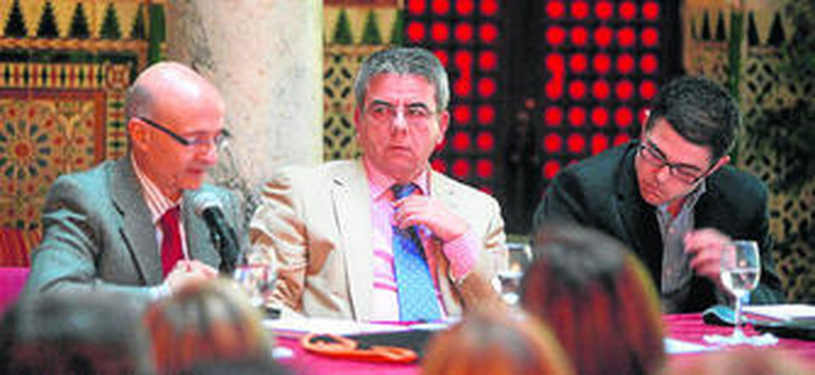 Los doctores Escobar junto a Manuel Aguilar (izquierda), ayer, durante la presentación del libro.