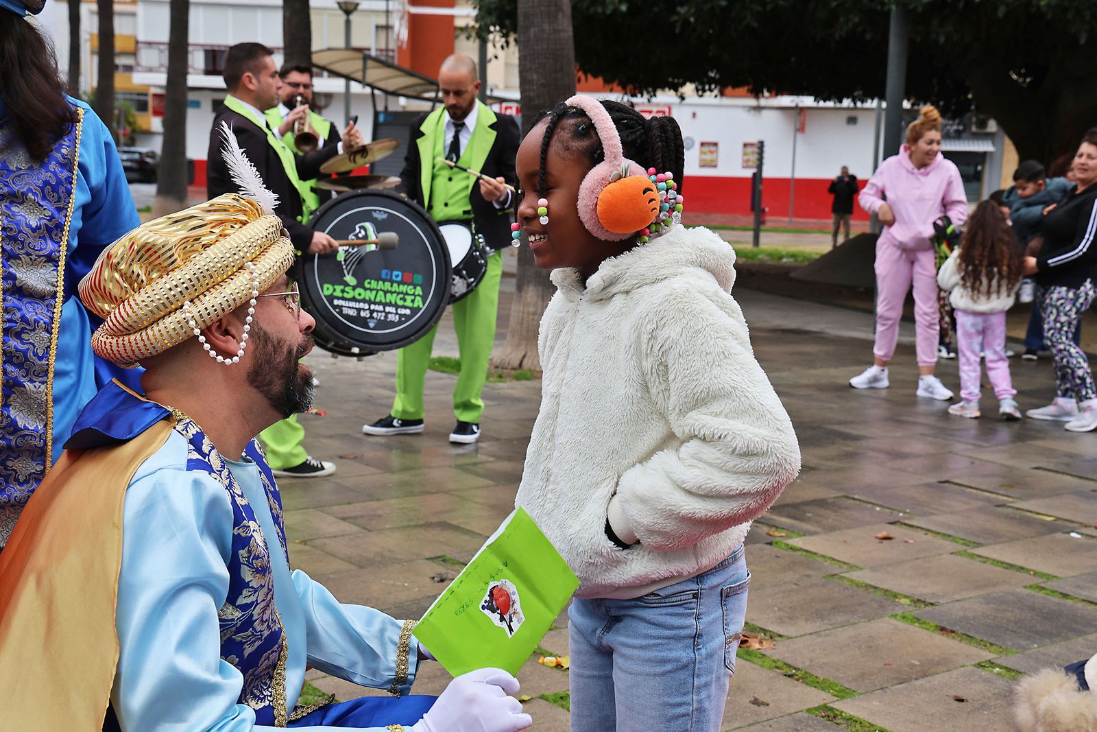 Los Pajes Reales recogen las cartas de los más pequeños en la Plaza Houston