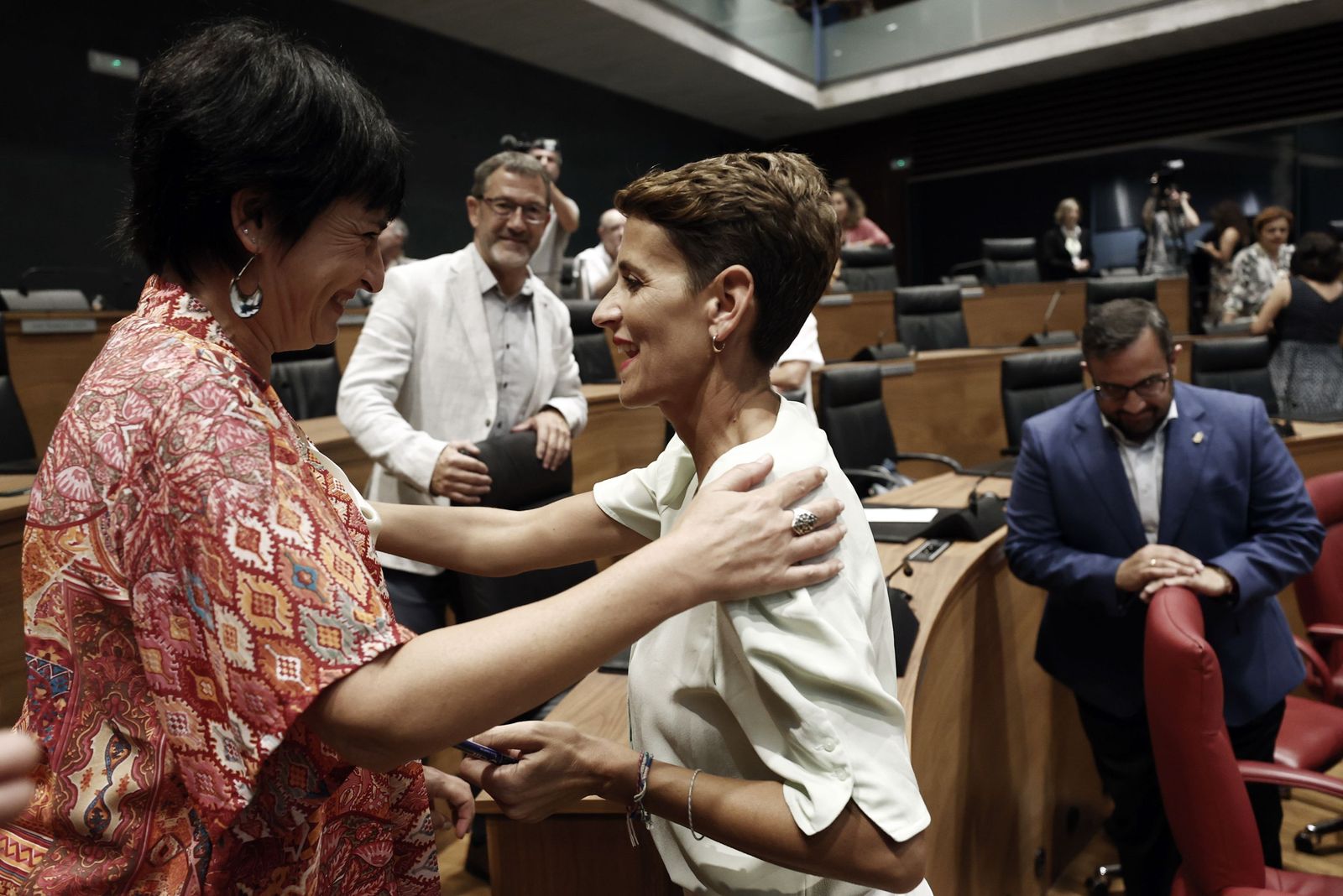 La portavoz del grupo parlamentario de EH Bildu, Laura Aznal, felicita a la socialista María Chivite.