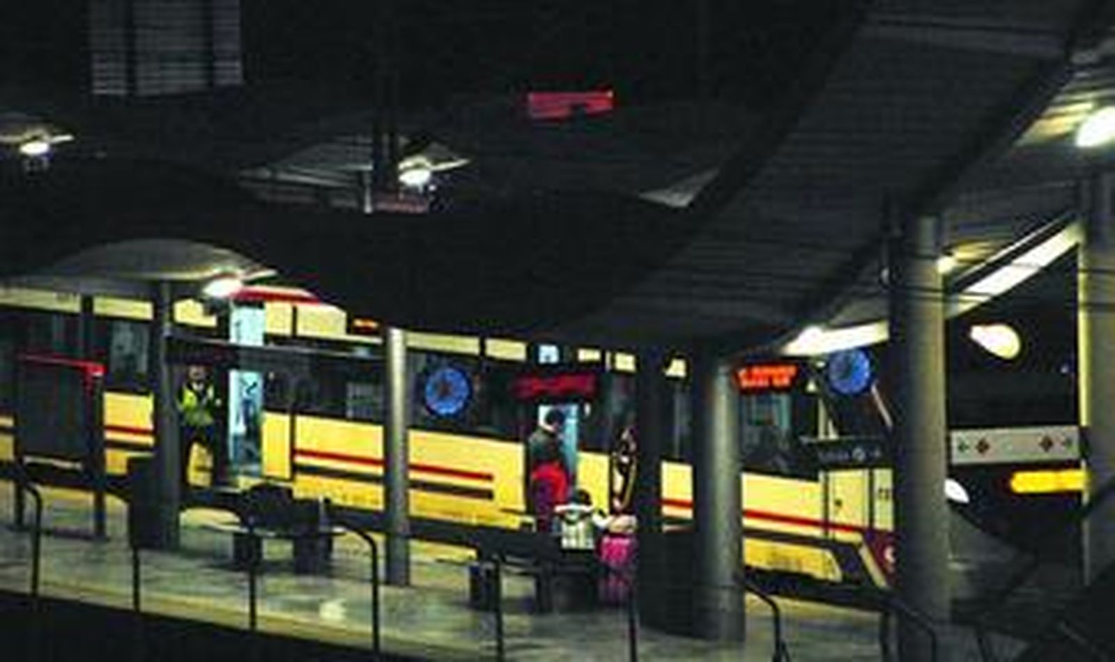 Uno de los trenes parados ayer en la estación de Bahía Sur.