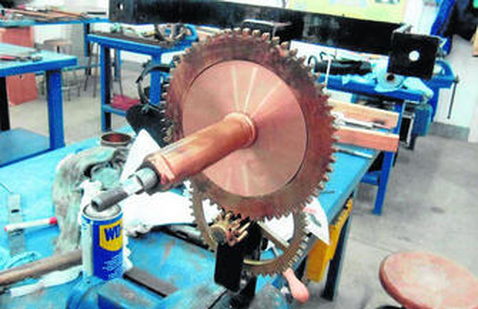 Detalle de parte de las piezas de la cuadratura del reloj de la Catedral de Cádiz, en el taller de la Politécnica.