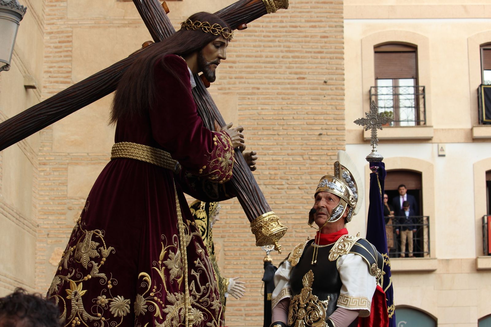 El romano le pide perdón a Jesús tras leer la sentencia.