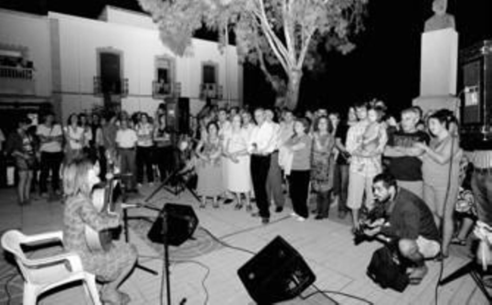 Sensi Falán cantando tras el busto de Salmerón y al lado de la casa del político alhameño.