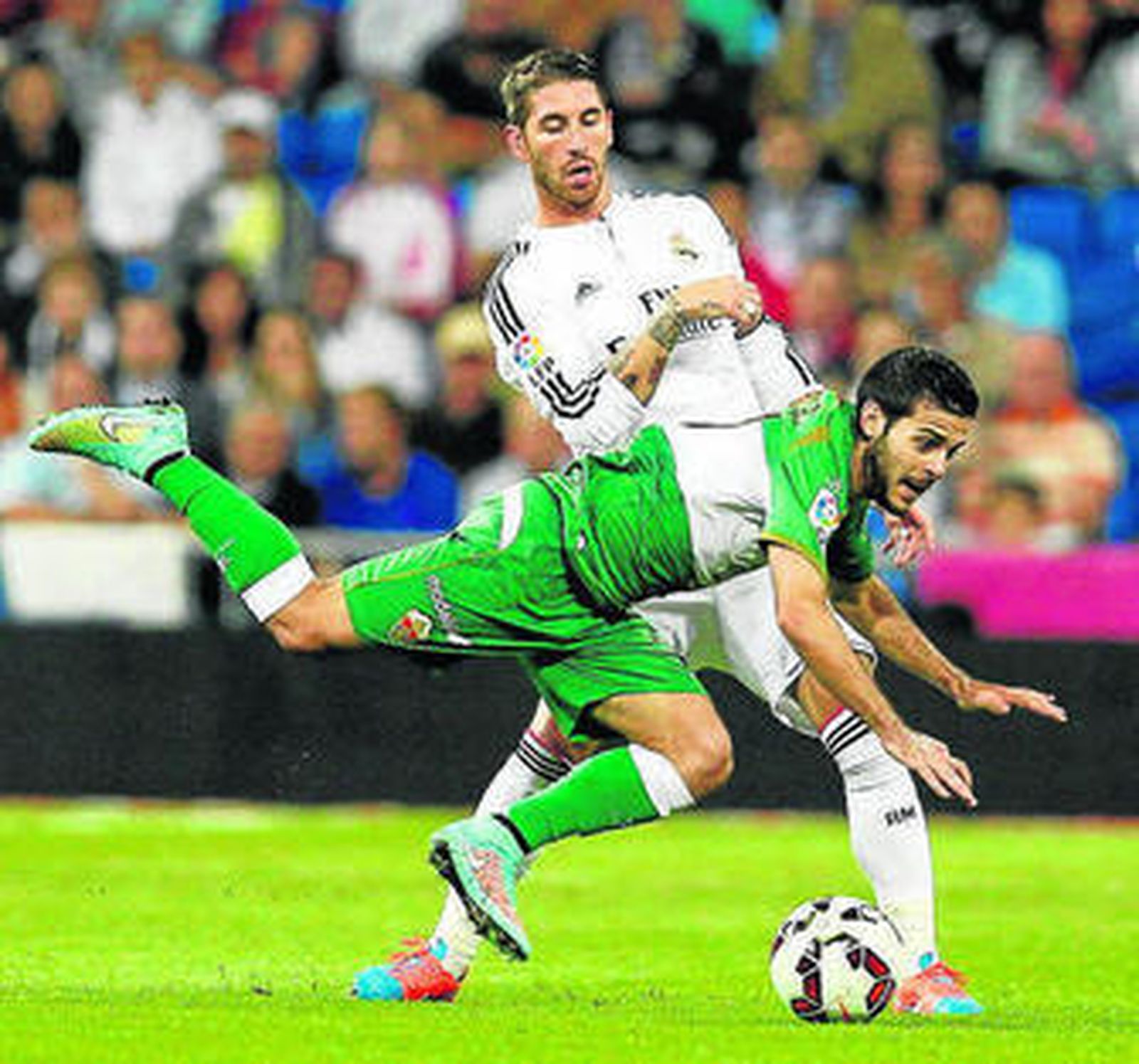 Víctor Rodríguez cae ante Sergio Ramos en el duelo contra el Real Madrid.