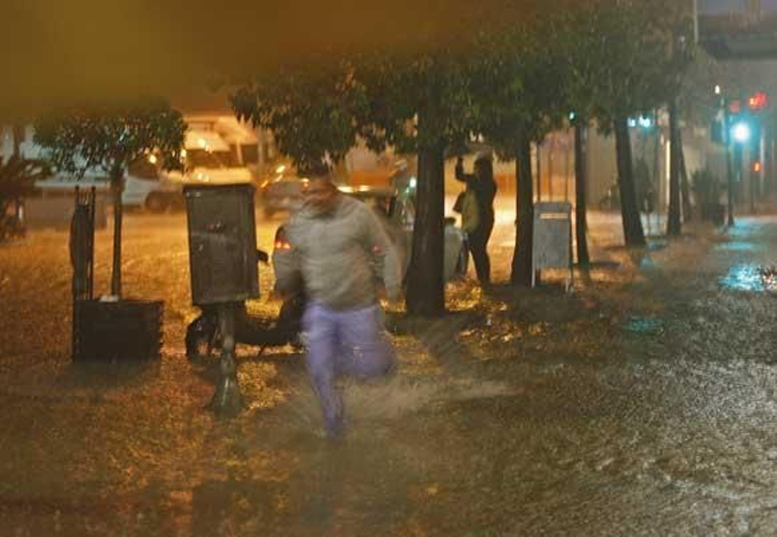 Una tormenta inunda el casco histórico. La parte más afectada fue la Plaza de San Juan de Dios y Canalejas

Foto: Julio Gonzalez/Lourdes de Vicende/Joaquin Pino/Jose Braza