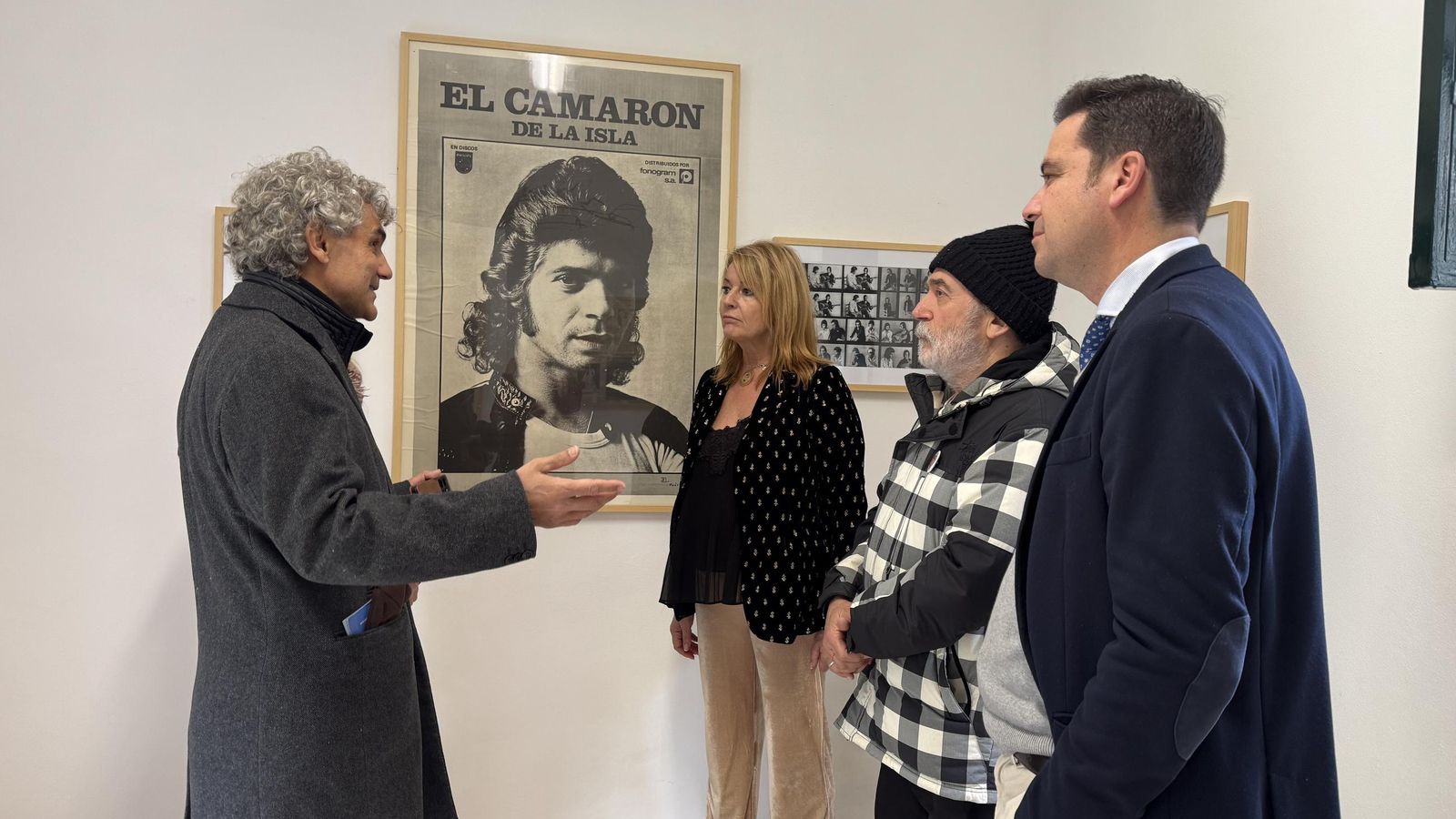 Pilar Miranda, Pablo Sycet y Nacho Molina en la inauguración de la exposición de artes gráficas en la antigua casa del guarda de la Casa Colón de Huelva.