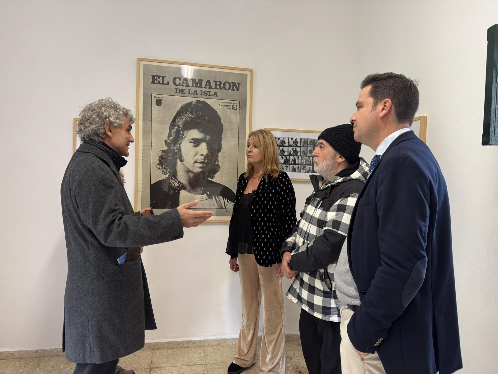 Pilar Miranda, Pablo Sycet y Nacho Molina en la inauguración de la exposición de artes gráficas en la antigua casa del guarda de la Casa Colón de Huelva.