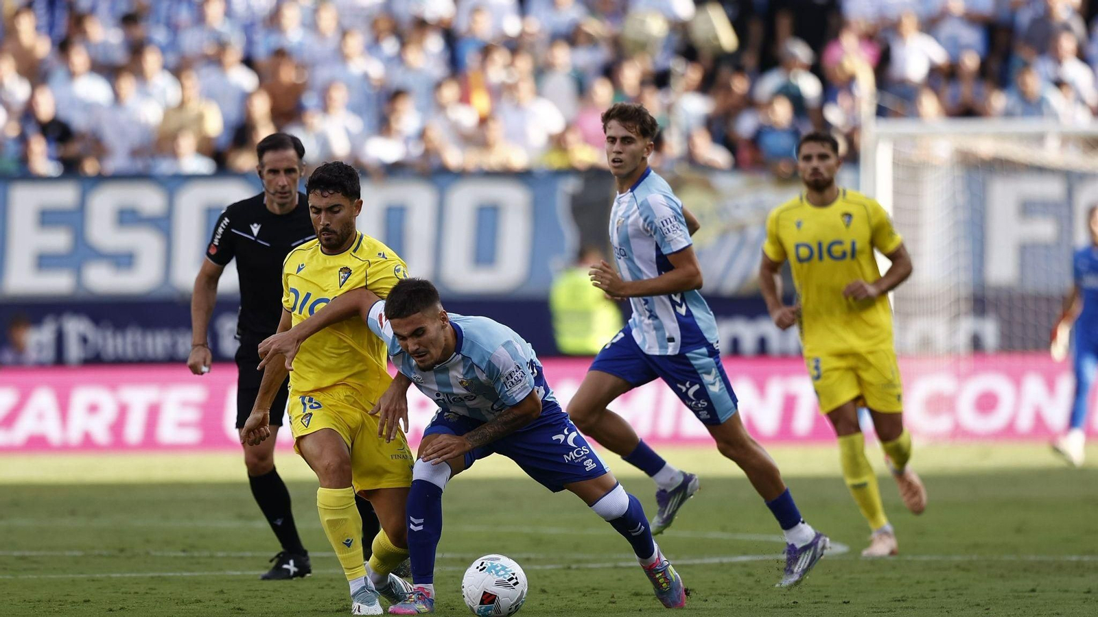 Chupete durante un lance del encuentro ante el Cádiz CF.