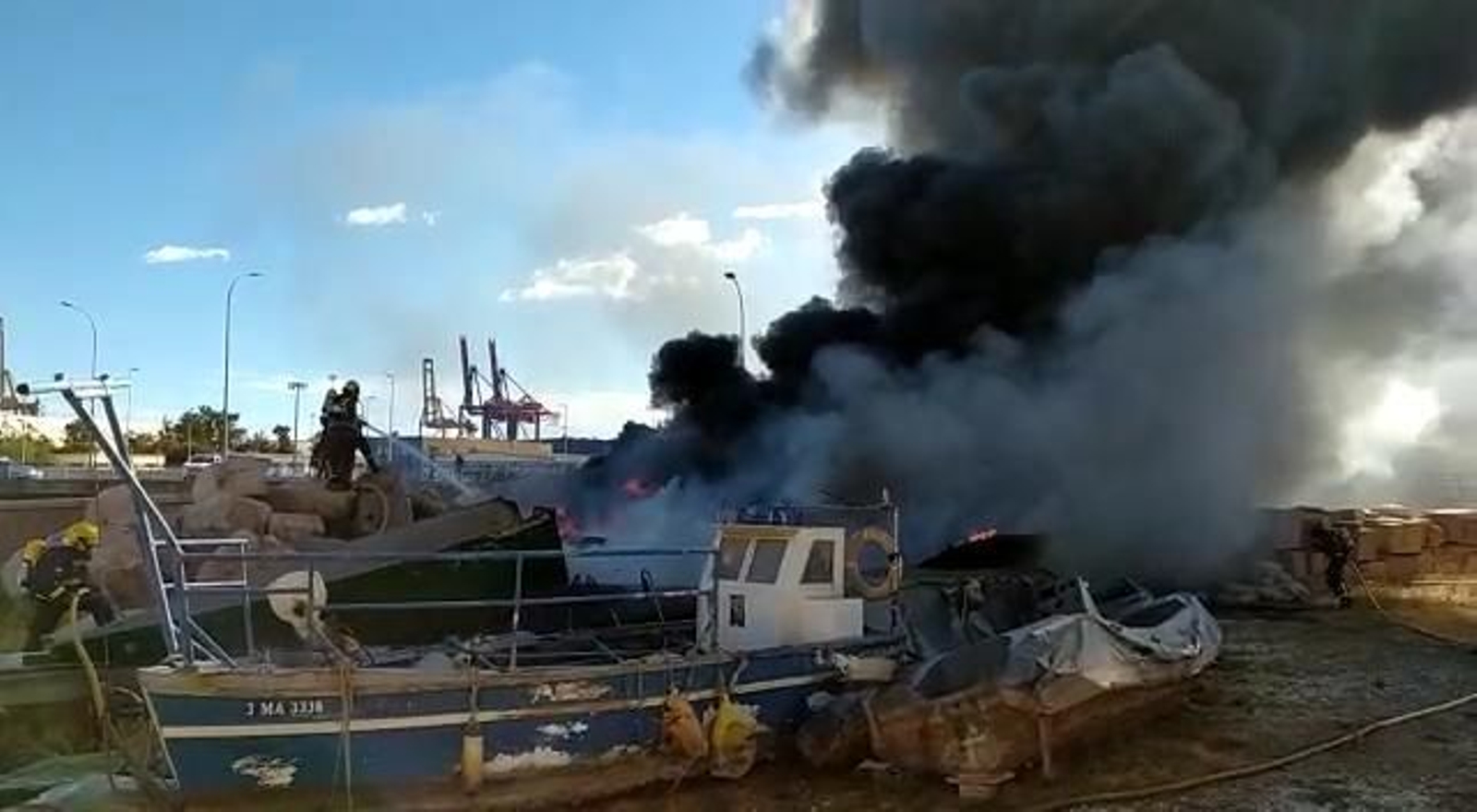 Los bomberos sofocando las llamas.