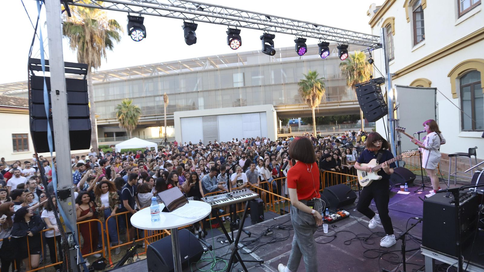 El multitudinario concierto de Cariño.