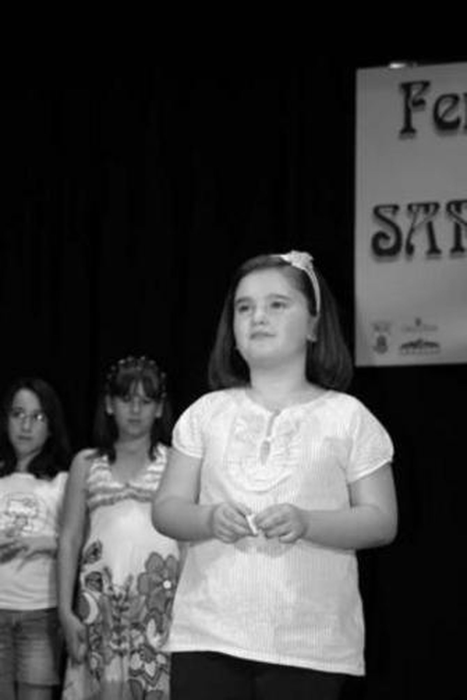 La corte juvenil posa sobre el escenario del teatro Juan Luis Galiardo.