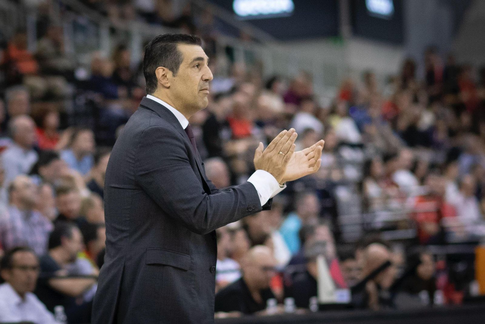 Pin aplaude a los suyos en el partido ante el Río Breogán