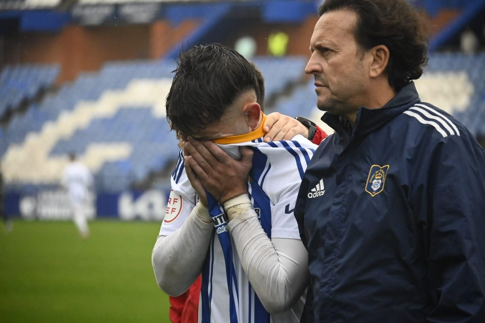 Antonio Arcos, dolido, abandona el terreno de juego ante UCAM Murcia.