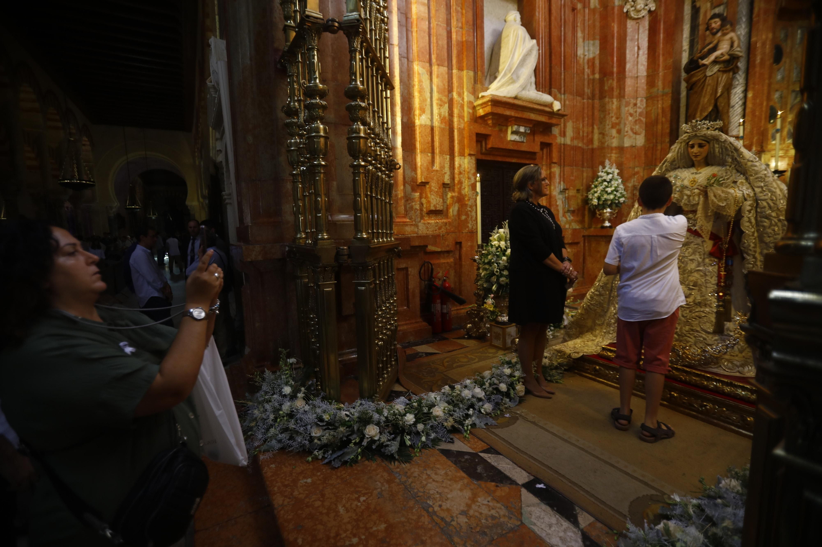 El solemne besamanos de la Virgen de la Paz y Esperanza en la Catedral, en imágenes