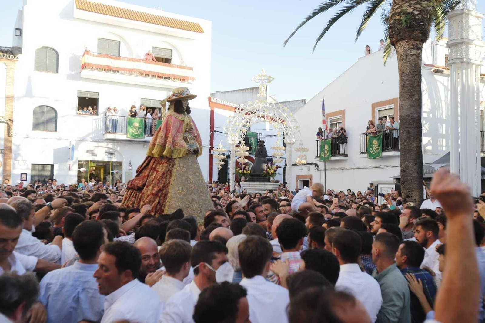 Traslado: las primeras imágenes de la Virgen del Rocío por las calles de Almonte