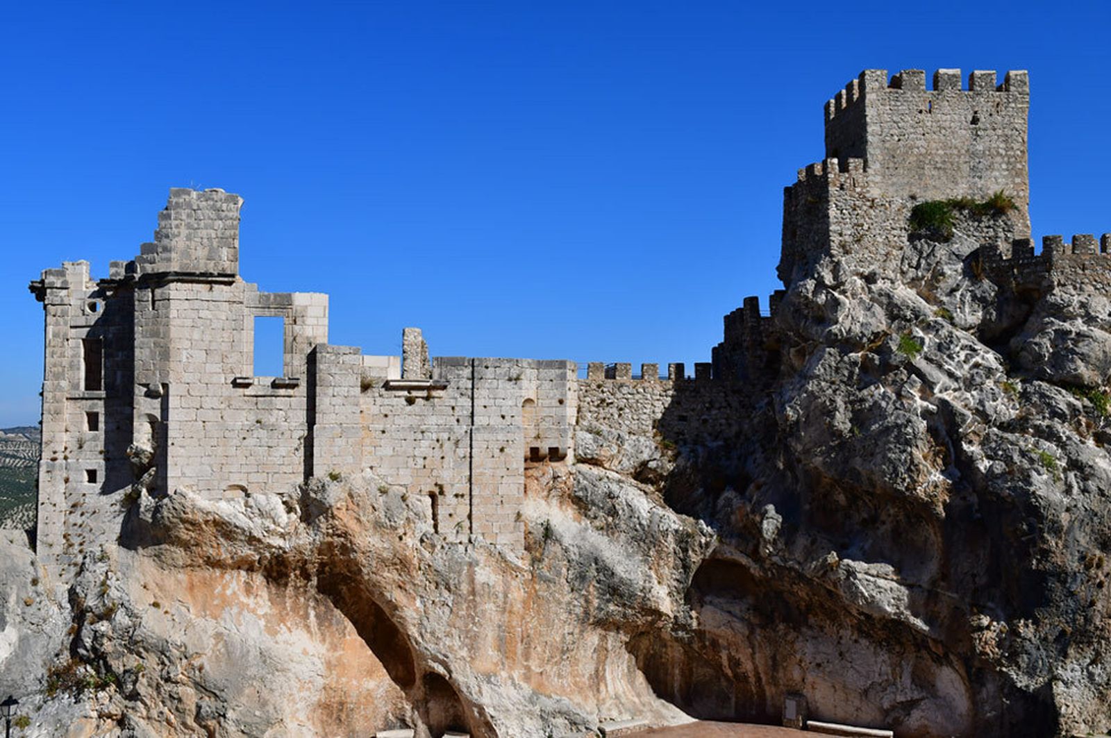 El Castillo de Zuheros durante los siglos XIII, XIV y XV se encontraba en un punto muy estratégico por ser frontera entre el reino cristiano de Castilla-León y el Nazarí de Granada.