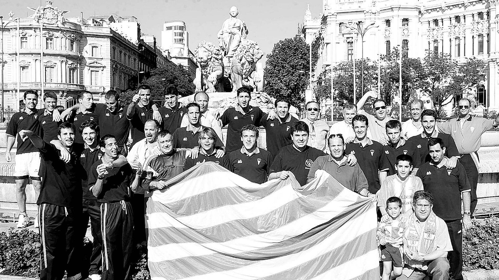 La plantilla del Algeciras celebra la permanencia en Cibeles.