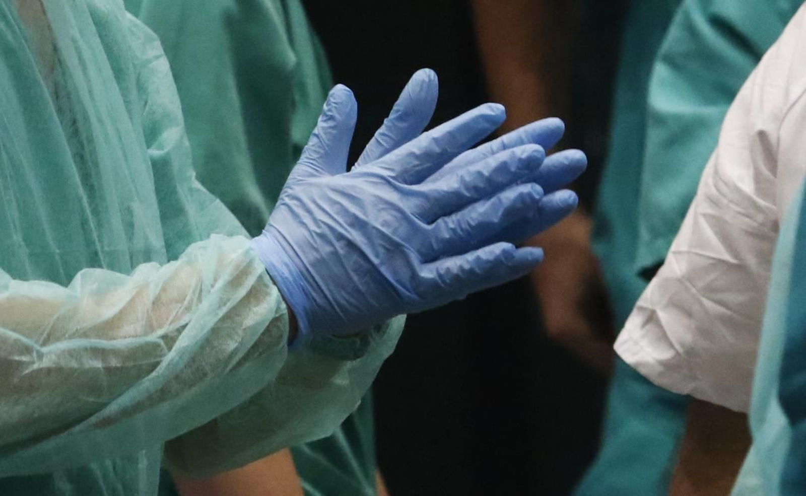 Los profesionales del Hospital Reina Sofía de Córdoba devuelven los aplausos de los cordobeses