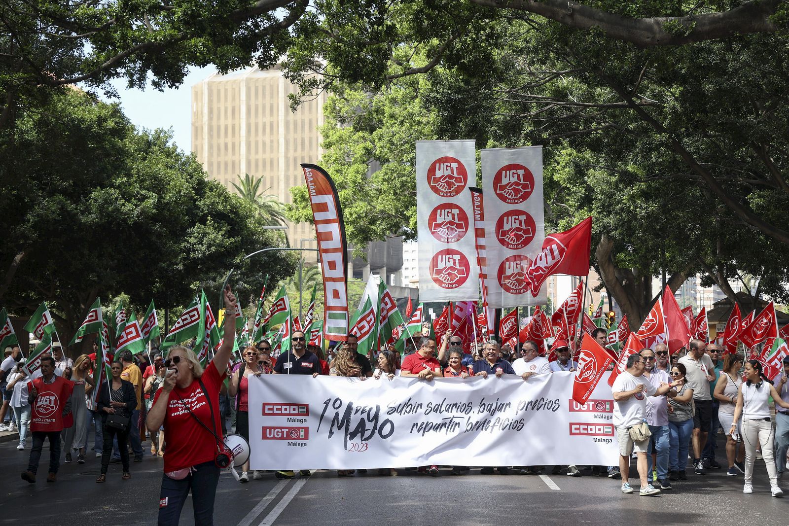 La manifestación del 1º de mayo a su paso por la Alameda Principal.
