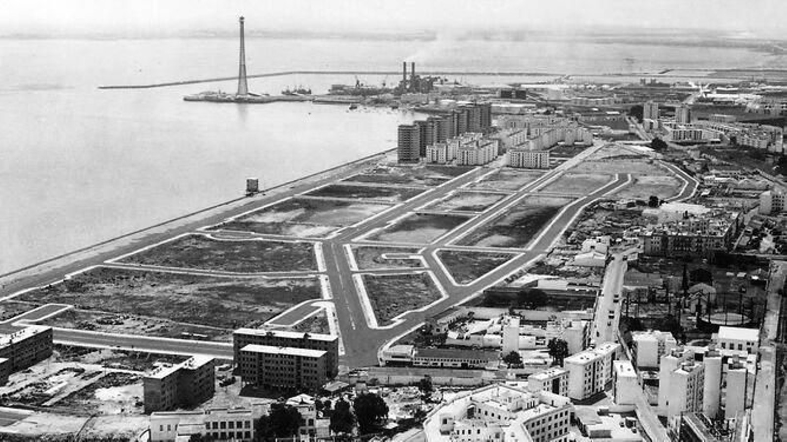 Relleno en la Bahía para construir la nueva barriada de La Paz.