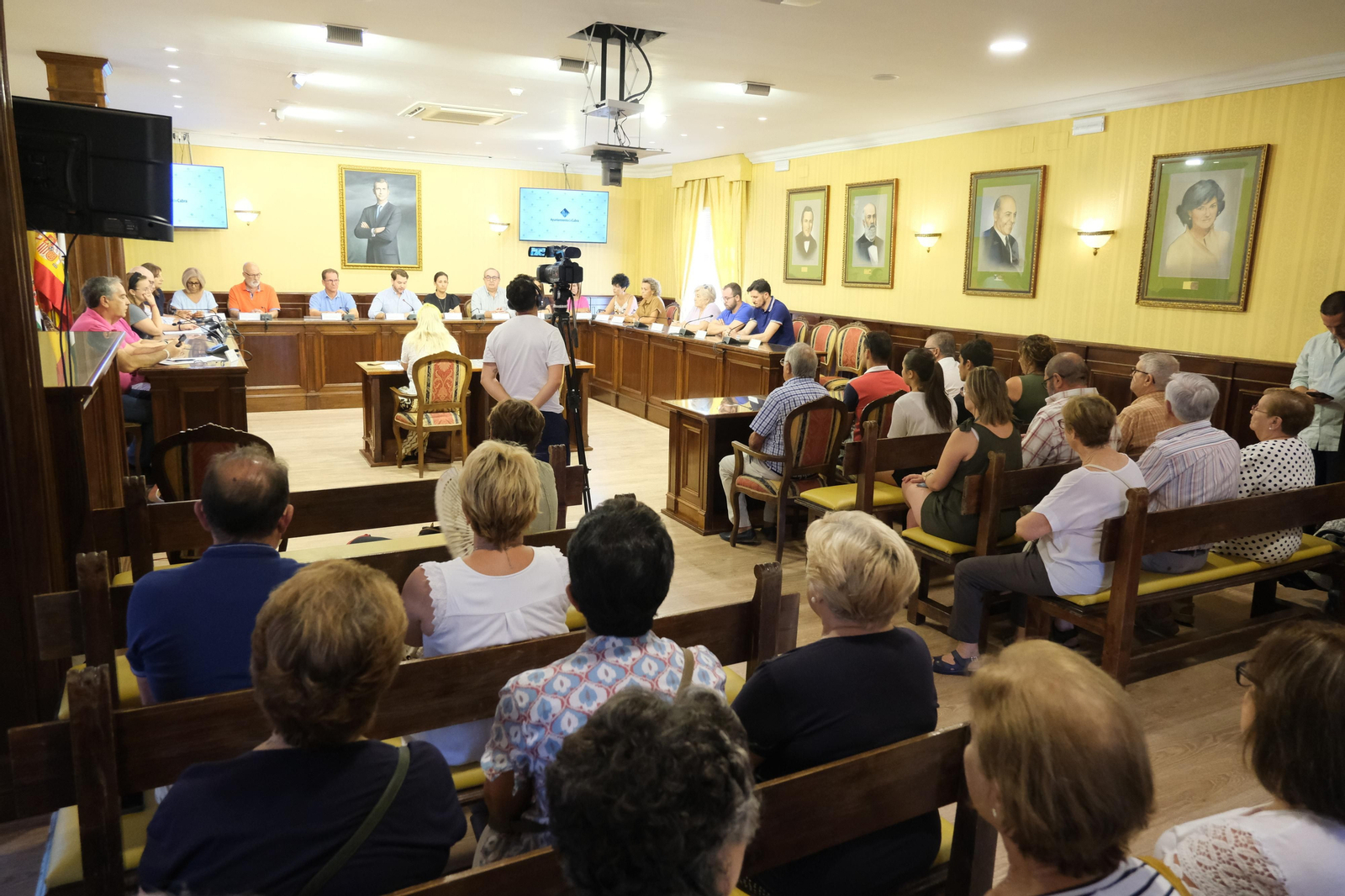 El minuto de silencio en Cabra en honor a Juan Isidoro Muñoz Chacón, en imágenes