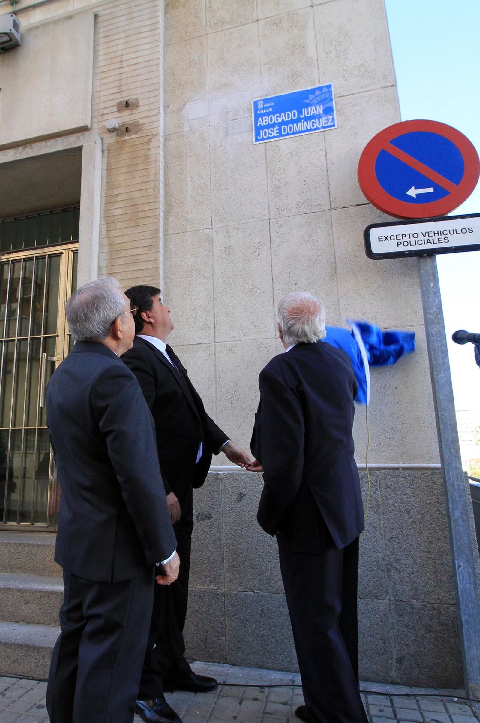 Acto de rotulación de la calle Abogado Juan José Domínguez en imágenes