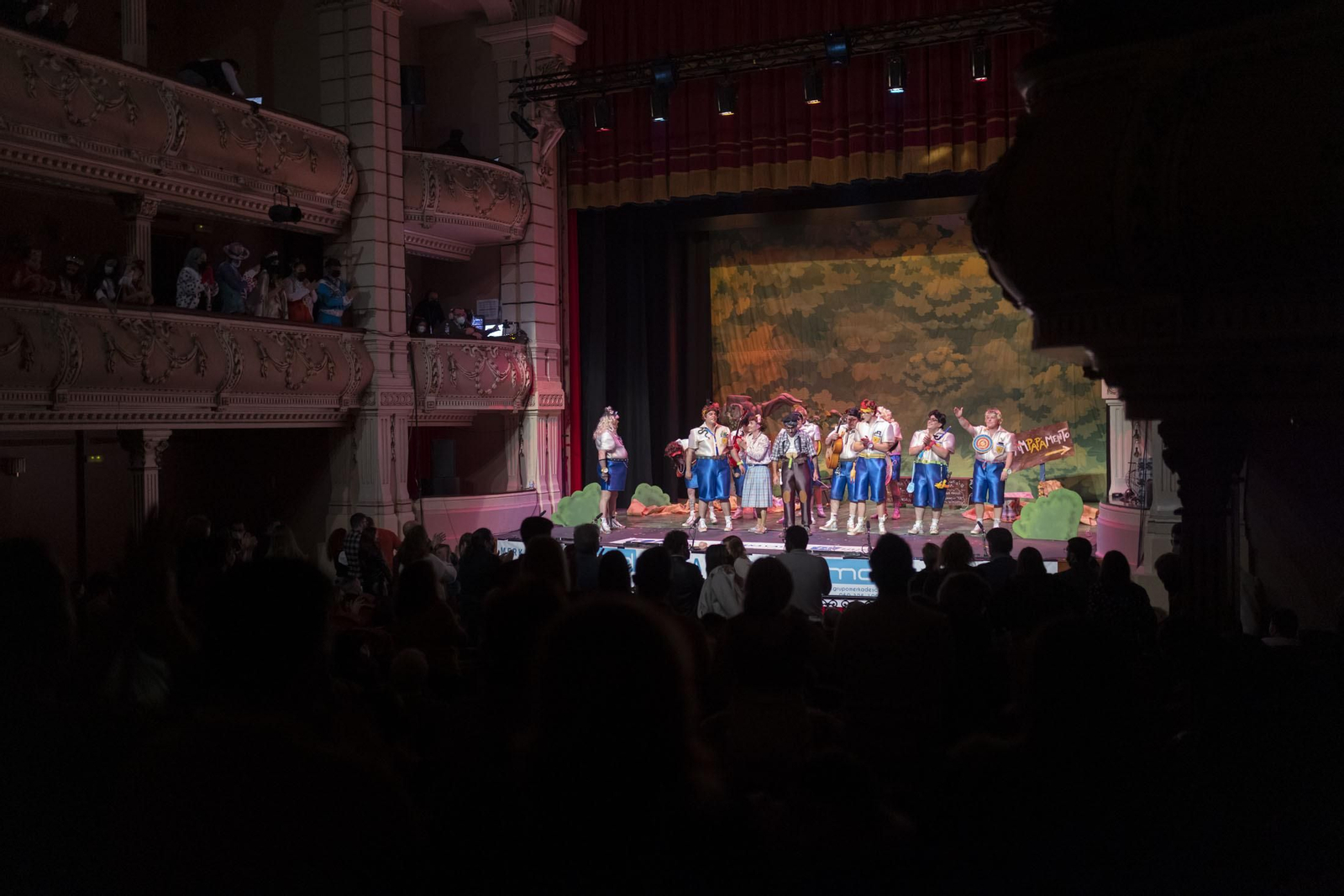 Imágenes de la actuación de la murga de Punta Umbría ‘¡Qué verano!’ en el Carnaval Colombino