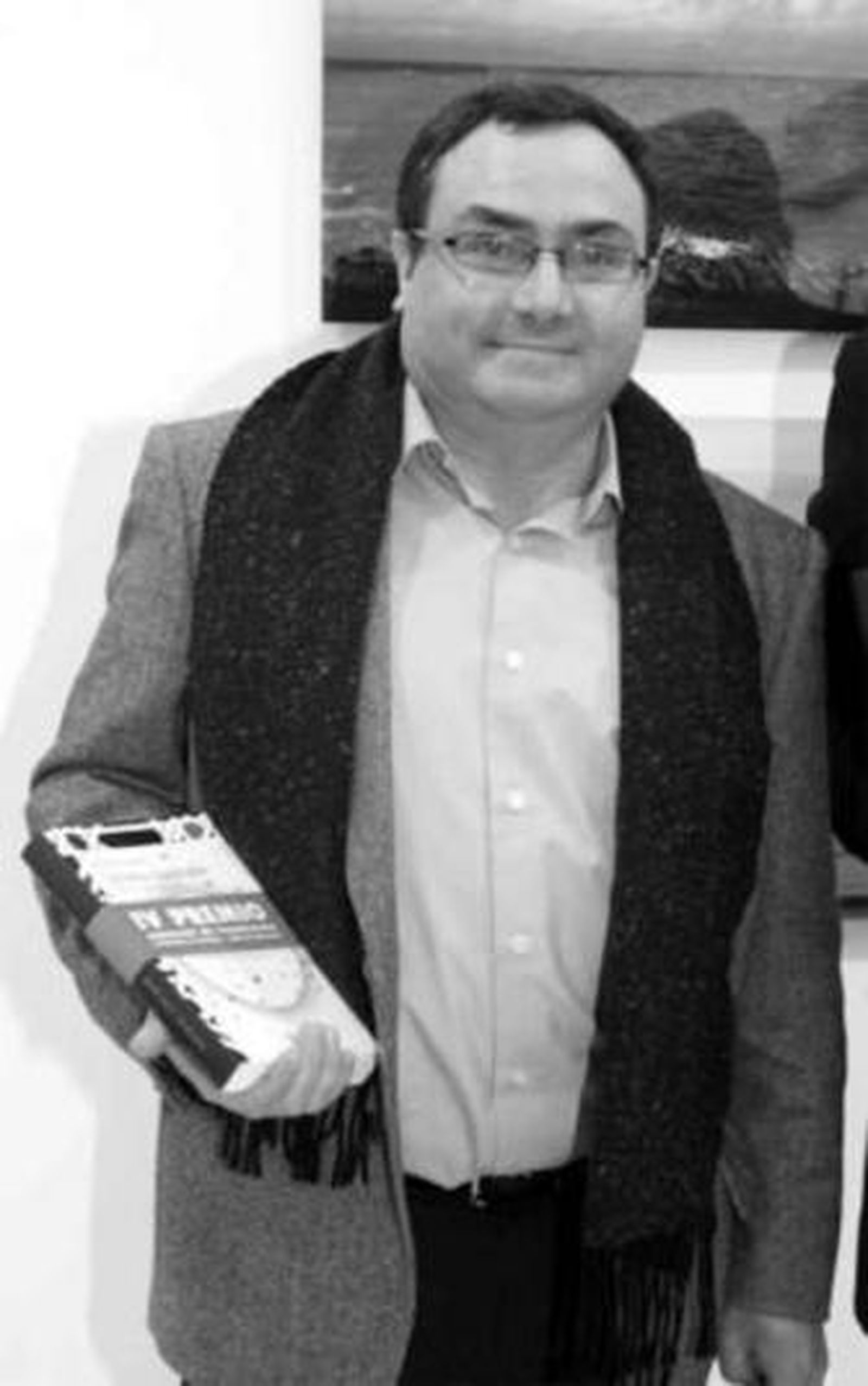 José Miguel Puertas, con el libro premiado.