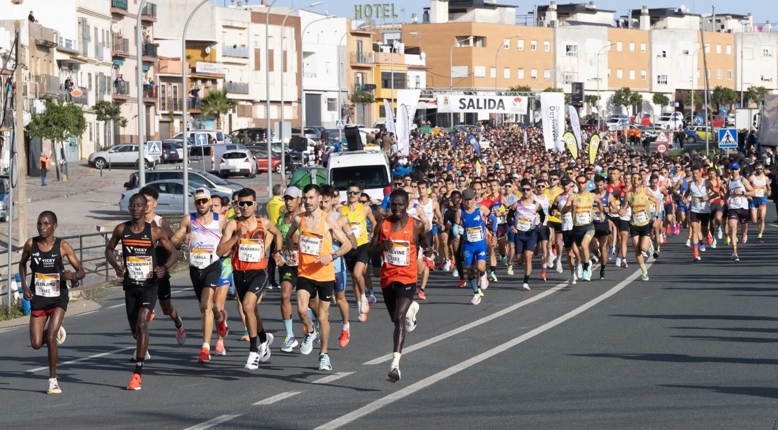 Wanjiru, a la izquierda, encabeza la Media desde la salida en Bellavista.