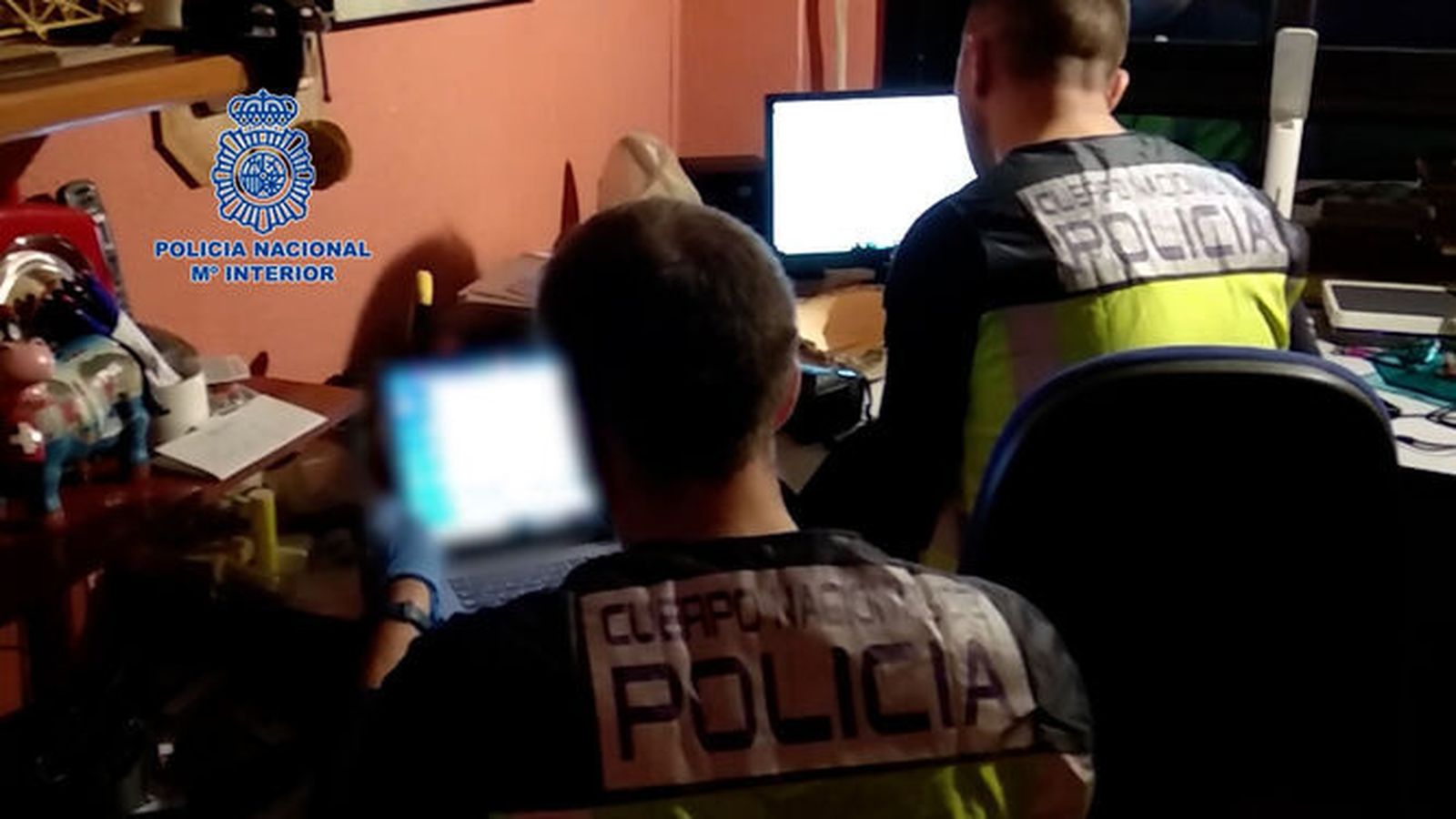 Agentes registrando el contenido de ordenadores, en una imagen de archivo.