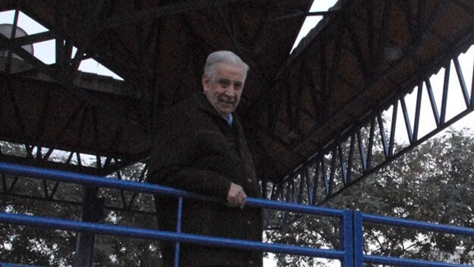 Luis de Celis González, en una imagen de archivo, fotografiado en el templete de la plaza de las Vacas, antaño un escenario de referencia del Carnaval de San Fernando.