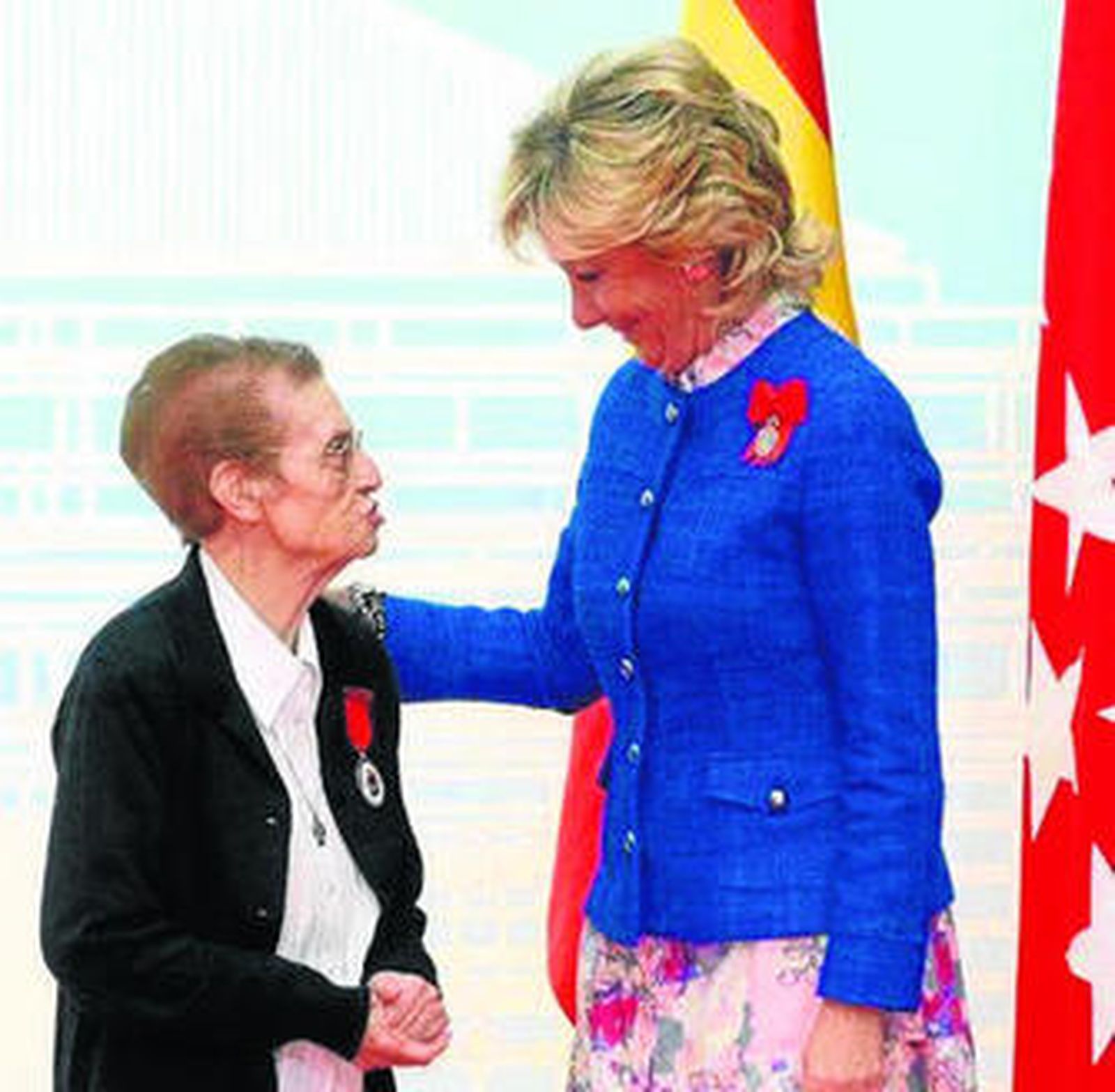 Aguirre felicita a Sor Aurelia Muñoz de Arenillas tras recibir la Medalla.