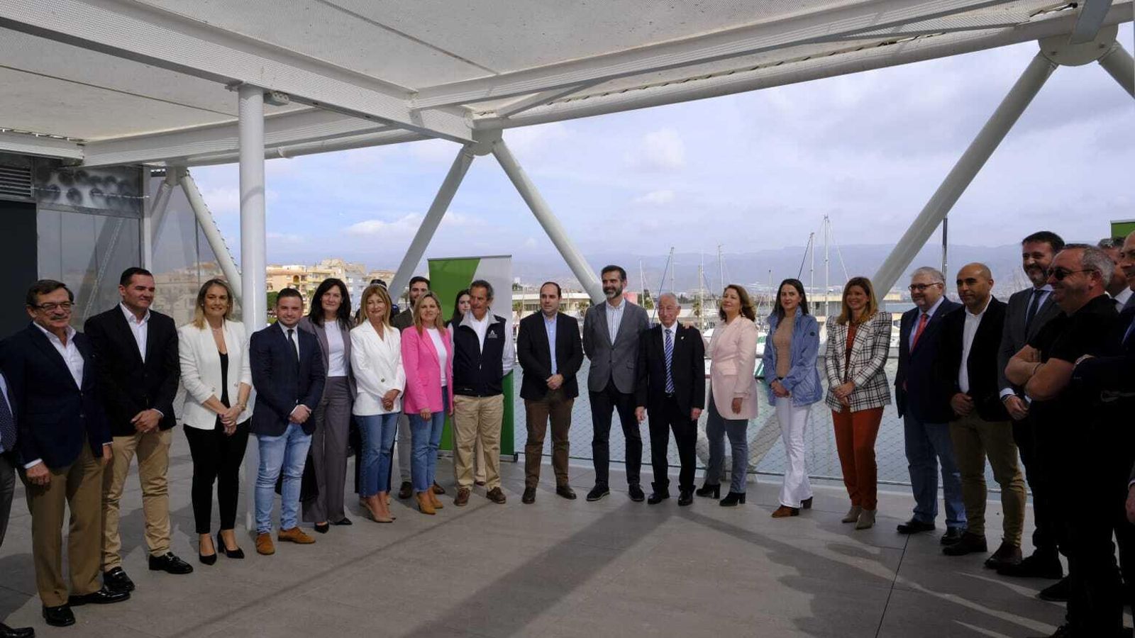 Participantes en el acto de inauguración.