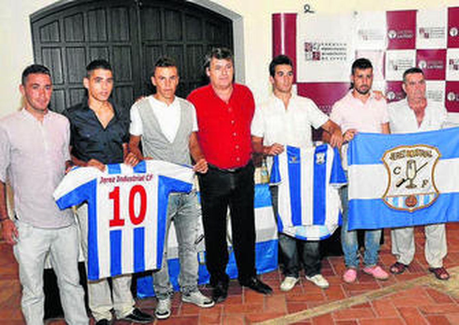 Los nuevos jugadores blanquiazules posan con Rojas y Beato.