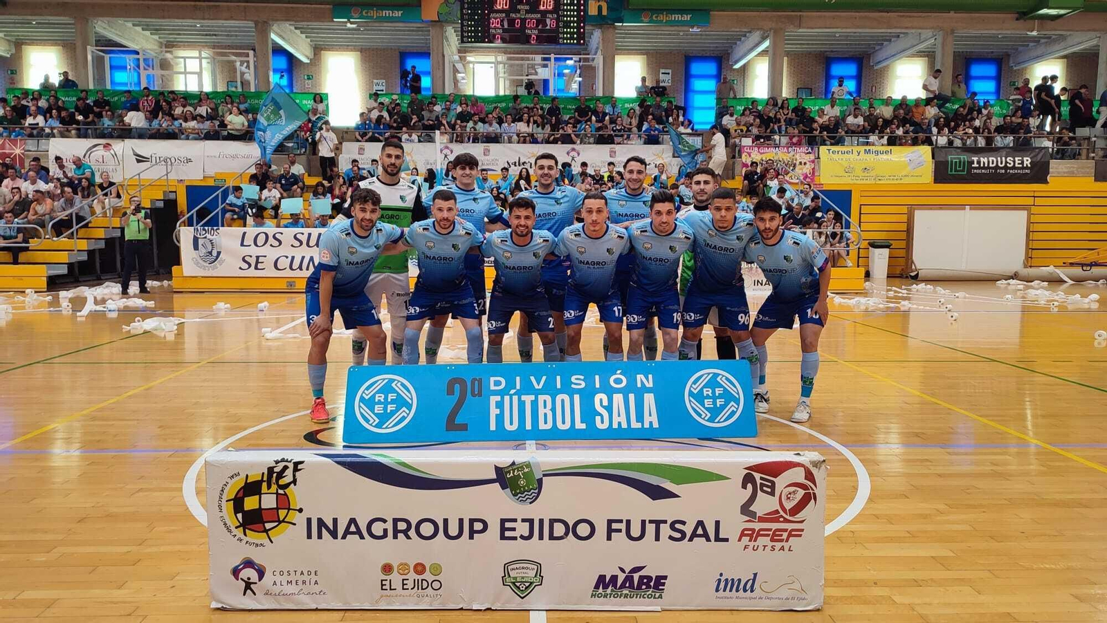 Foto de equipo de los jugadores celestes antes del comienzo de su partido frente a O Parrulo.