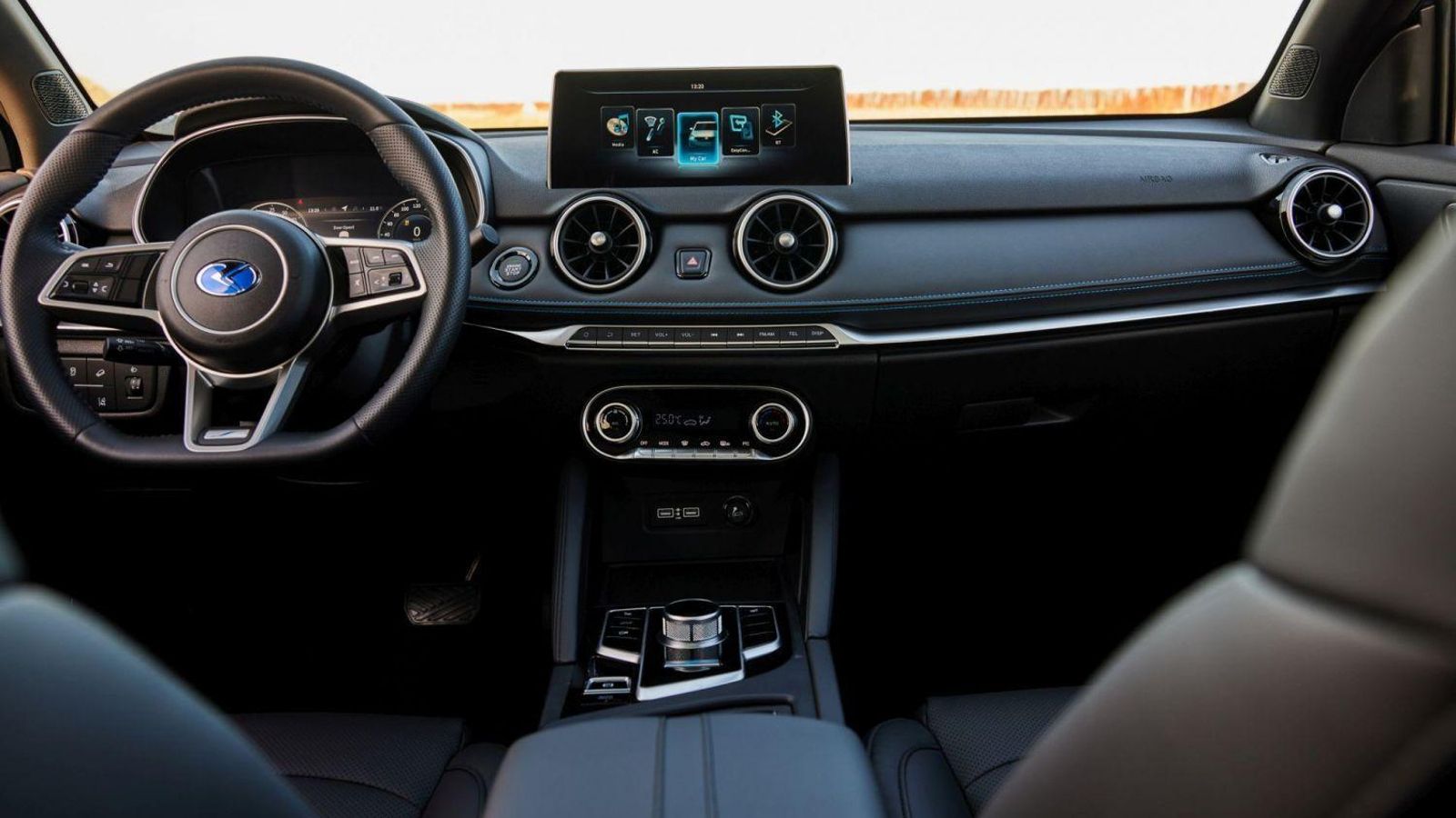 La percepción de materiales y ajustes es de calidad. La pantalla central incorpora navegación, control de funciones eléctricas, del equipo de sonido o Bluetooth. El volante sólo se regula en altura.