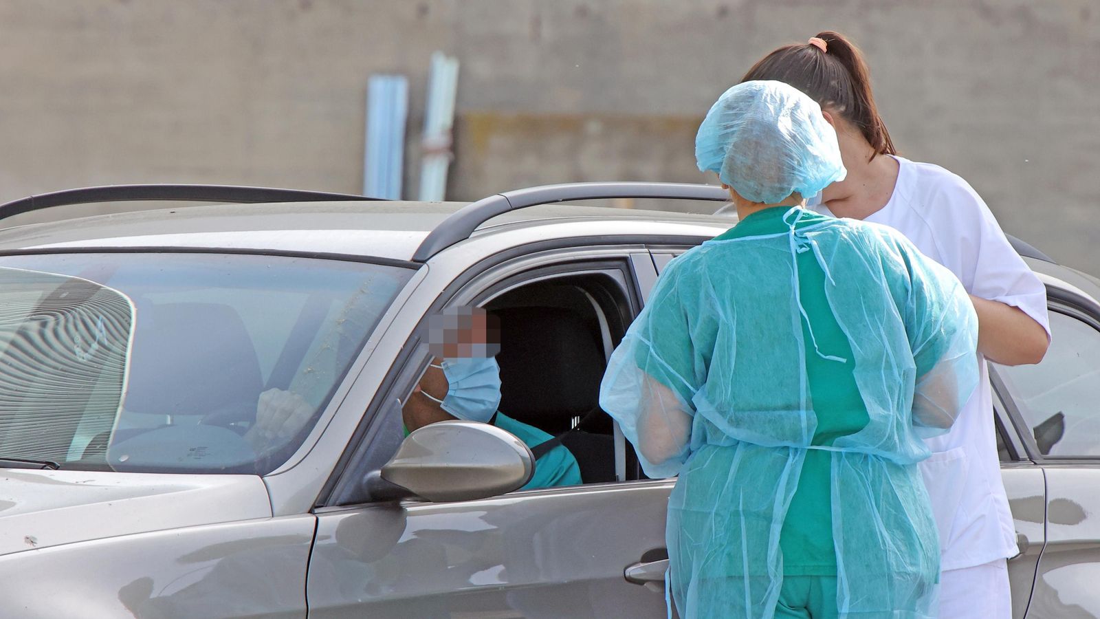 Sanotarios atienden este jueves a un ciudadano en el autocovid del hospital.