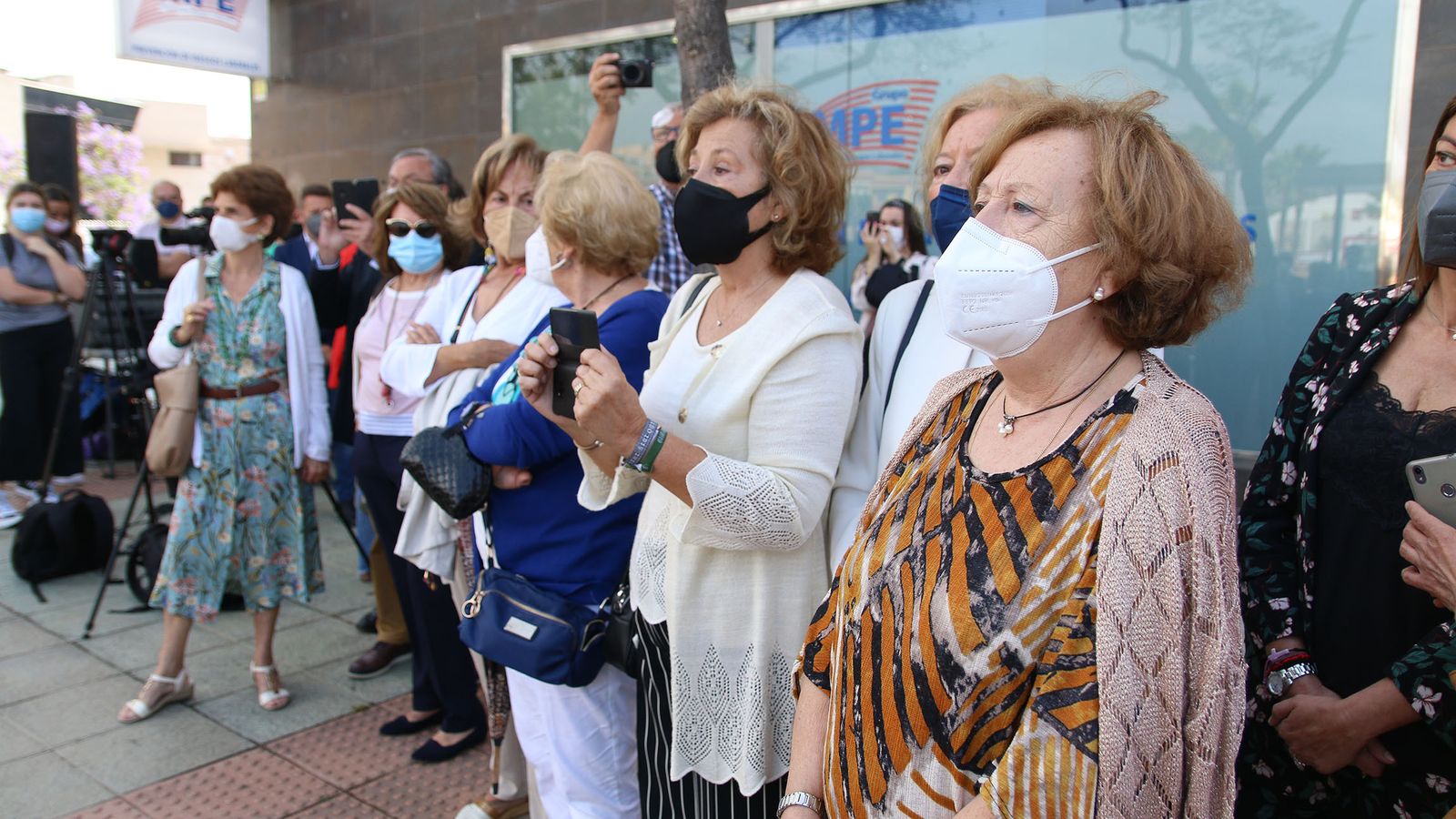 Su mujer y sus amistades, presentes en el acto homenaje