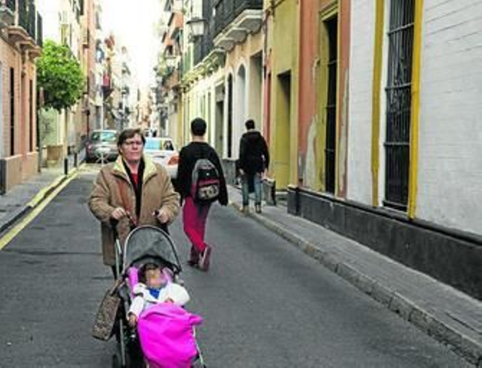 Aceras mínimas en el tramo de San Vicente cuyos vecinos han recogido firmas que entregaron ayer.