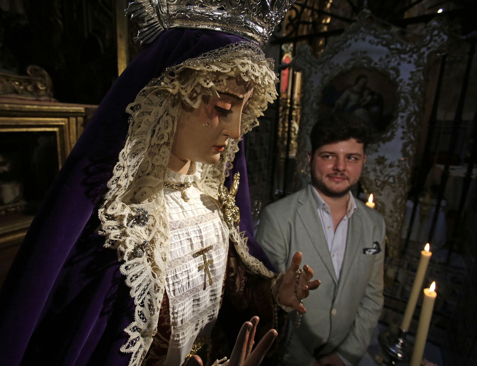 La Virgen del Pópulo junto a su restaurador, en una imagen de septiembre de 2021.