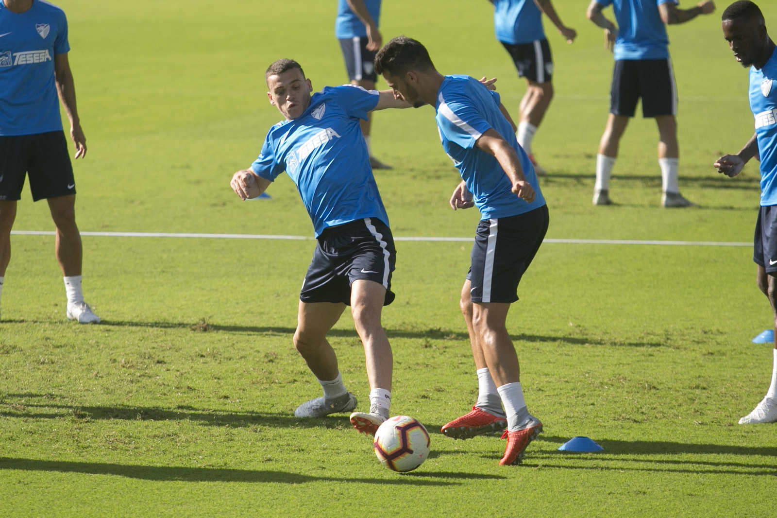 Harper presiona a Juankar en un entrenamiento del Málaga CF.