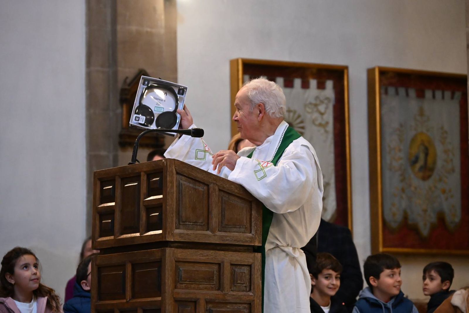 Las imágenes del homenaje de Villa del Río a su párroco emérito, Manuel Tirado Fernández