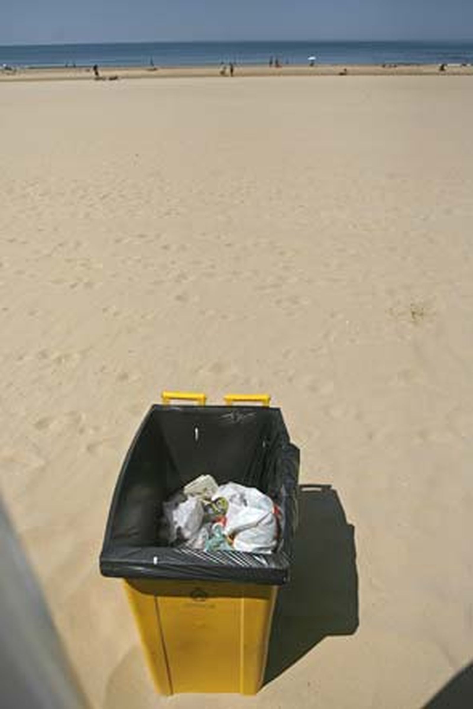 Decenas de operarios se afanan estos días por dejar la zona estrella del verano gaditano en perfecto estado./Joaquín Pino

Foto: Joaquin Pino