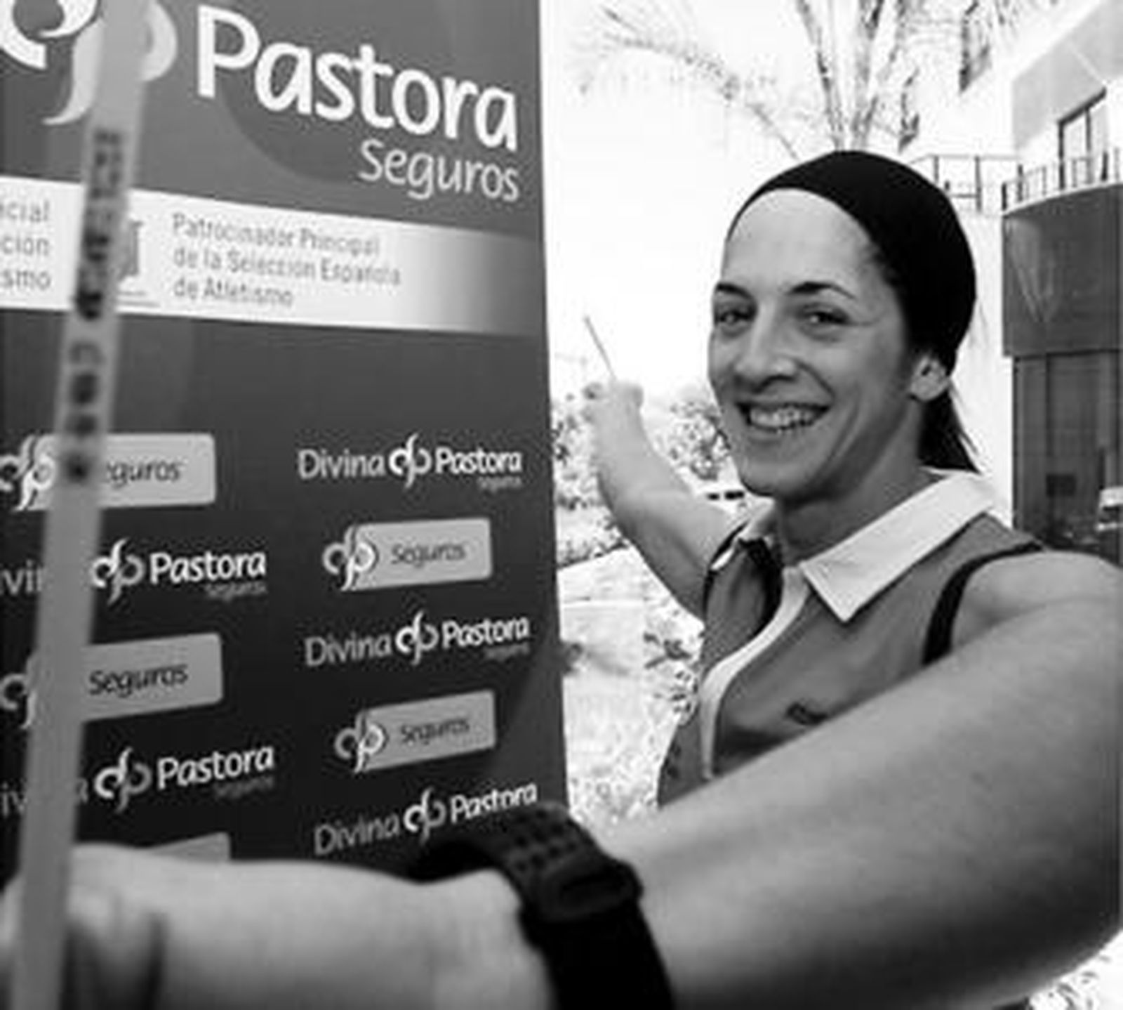 Mercedes Chilla emula con un palillo chino el lanzamiento de la jabalina.