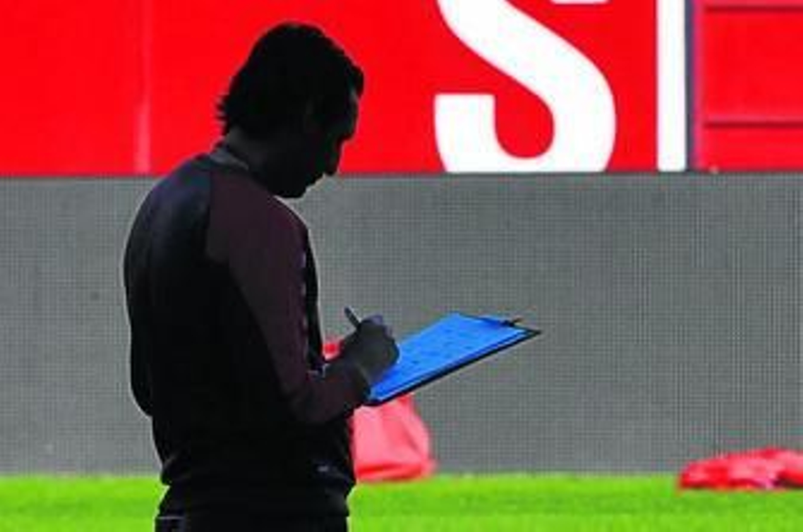 Emery consulta sus notas durante la sesión de ayer en el estadio.