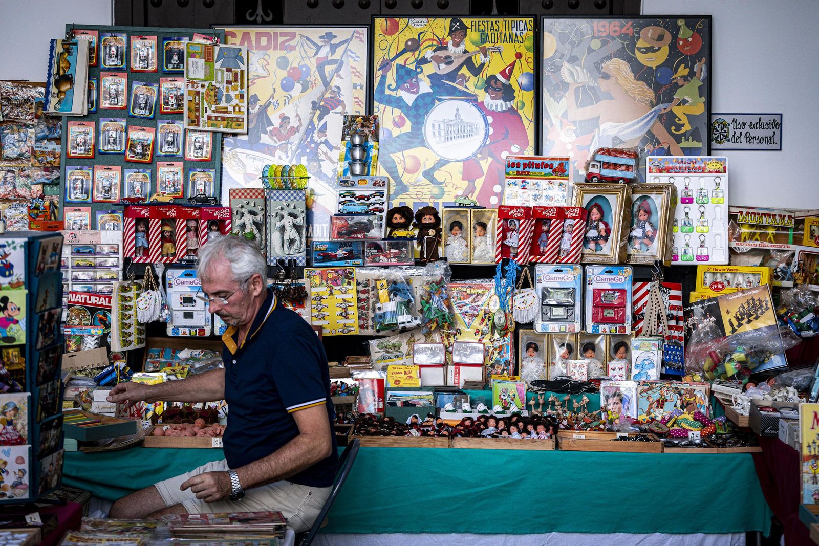 Imágenes del curioso mercadillo de antigüedades en el convento de Santo Domingo en Cádiz