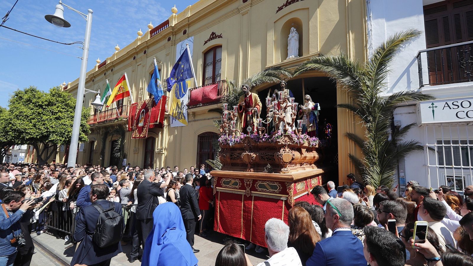 Salida del paso de misterio de la hermandad de la Borriquita.